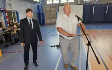 I. Kwiecjasz przy mikrofonie i dyr. D. Kubalski