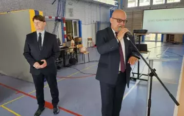 J. Sk&oacute;rski przy mikrofonie i dyr. Kubalski