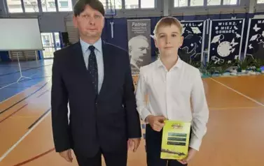 Uczeń klasy 8 B Sz. Myśliwiec z nagrodą za konkurs Kangur Matematyczny i dyr. Kubalski