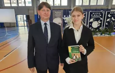 Uczennica nagrodzona za 100 procentową frekwencję Kamila Broncel i dyrektor Dariusz Kubalski