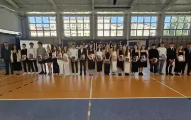 Uczniowie z nagrodami za udział w poczcie sztandarowym z opiekunką pocztu K. Adamczyk, dyr. Kubalskim i wice dyr. Konatem