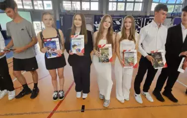 Uczniowie z nagrodami za udział w poczcie sztandarowym