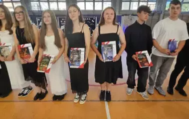 Uczniowie z nagrodami za udział w poczcie sztandarowym