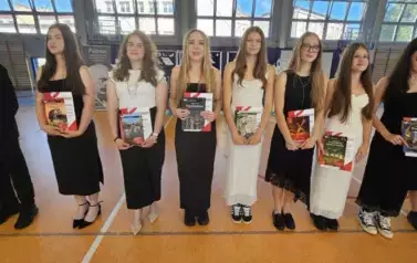 Uczniowie z nagrodami za udział w poczcie sztandarowym