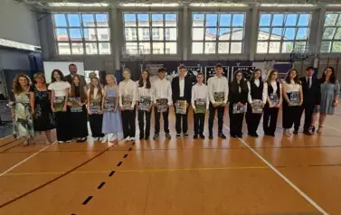 Wszyscy uczniowie nagrodzeni za pracę w Samorządzie uczniowskim z opiekunkami