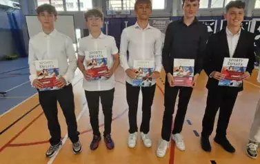 Uczniowie z nagrodami książkowymi