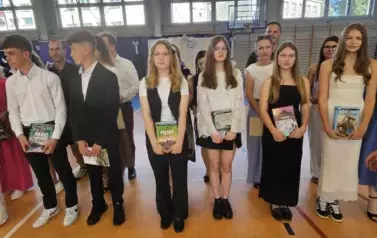 Wyr&oacute;żnieni uczniowie z rodzicami
