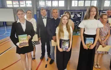 Wyr&oacute;żnione uczennice z rodzicami