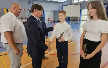 Prymus Szymon Myśliwiec odbiera statuetkę