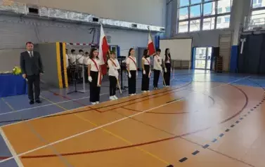Wice dyrektor szkoły i poczet sztandarowy i flagowy