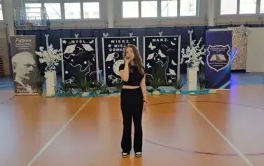 Alicja Kołaciak śpiewa piosenkę Szukaj mnie