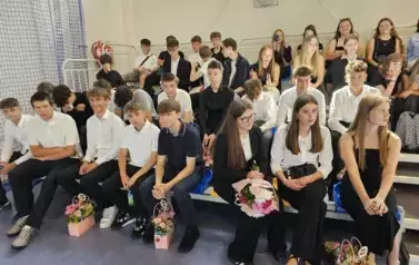 &Oacute;smoklasiści na widowni