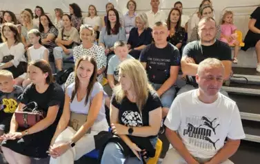 Rodzice, uczniowie i nauczyciele na widowni