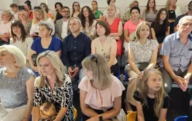 Rodzice, uczniowie i nauczyciele na widowni