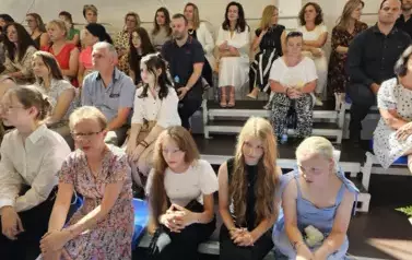 Rodzice, uczniowie i nauczyciele na widowni