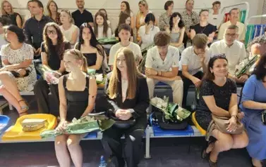 Rodzice, uczniowie i nauczyciele na widowni