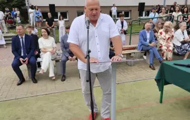 Przewodniczący rady rodzic&oacute;w przemawia