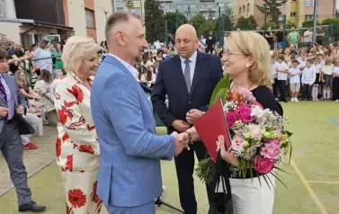 Radni wręczają kwiaty i podziękowania nauczycielce odchodzącej na emeryturę