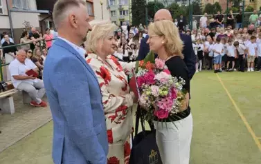 Radni wręczają kwiaty i podziękowania nauczycielce odchodzącej na emeryturę