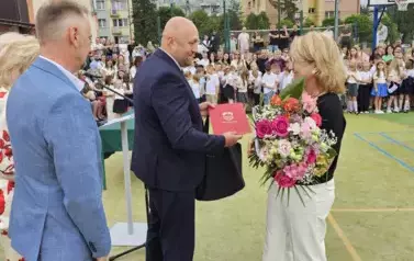 Radni wręczają kwiaty i podziękowania nauczycielce odchodzącej na emeryturę