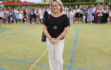 Nauczycielka stoi na środku