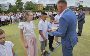 Grupa wyr&oacute;żnionych uczni&oacute;w otrzymuje nagrody
