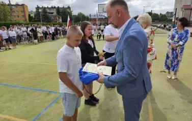 Radni wręczają nagrody uczniom klas starszych