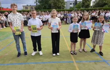 Grupa uczni&oacute;w klas młodszych z dyplomami