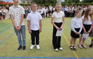 Grupa uczni&oacute;w klas młodszych z dyplomami