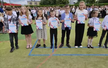 Grupa uczni&oacute;w klas młodszych z dyplomami