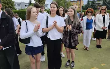 Grupa uczni&oacute;w klas starszych z wychowawcami