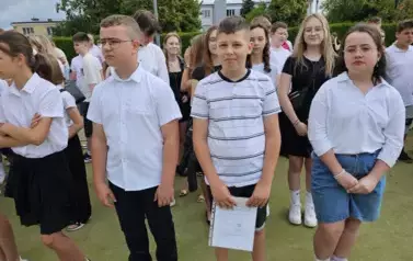 Grupa uczni&oacute;w klas starszych