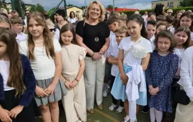 Grupa uczni&oacute;w klas młodszych z wychowawczynią