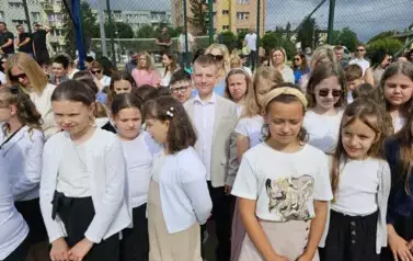 Grupa uczni&oacute;w klas młodszych