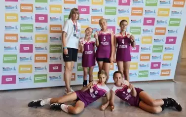 Zesp&oacute;ł z pamiątkowymi medalami