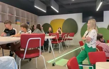 Angażujemy uczni&oacute;w do rozmowy na temat fake news&oacute;w