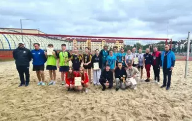 Uczestnicy zawod&oacute;w z sędziami i trenerami