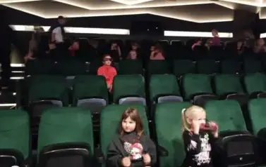 Uczniowie klasy 2 a w kinie 3d w Parku Legend