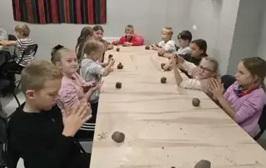 Uczniowie klasy 3 b na warsztatach garncarskich