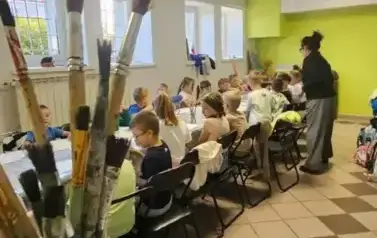Dzieci podczas zajęć plastycznych w pracowni