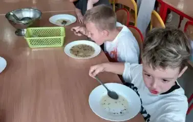 Dzieci podczas obiadu w jadalni szkolnej