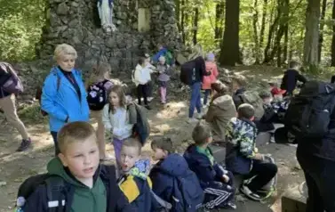 Odpoczynek grupy przy kapliczce