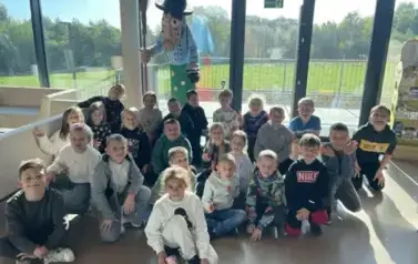 Zdjęcie grupowe na tle czarownicy
