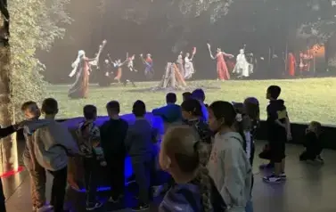 Uczniowie na tle projekcji filmu