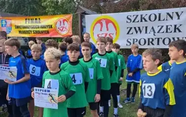 Grupa młodszych chłopc&oacute;w z dyplomem