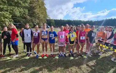 Grupa starszych dziewcząt przed startem