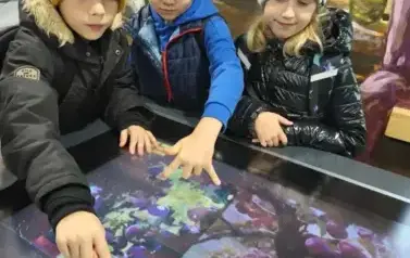 Uczniowie klasy 2 a układają interaktywne puzzle
