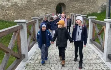 Uczniowie klasy 2 a w drodze do Muzeum Śliwki