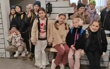 Wsp&oacute;lne zdjęcie uczni&oacute;w klasy 3 b w muzeum