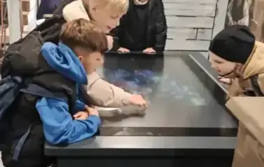 Uczniowie klasy 3 b układają interaktywne puzzle